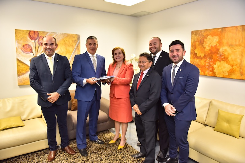 Tribunal de Contas do Amazonas entrega relatório a deputados na Aleam