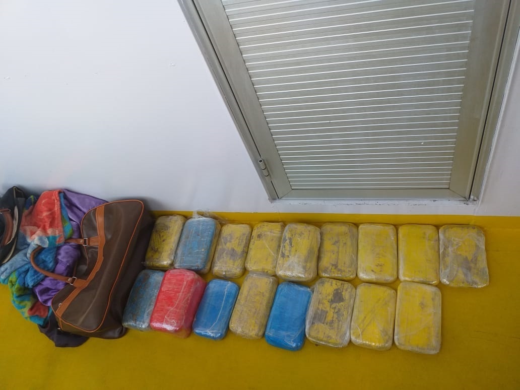 Polícia apreende drogas em camarote de embarcação em porto no Amazonas 