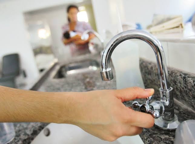 Há 3 dias sem água, moradores de conjunto em Manaus passam sufoco 