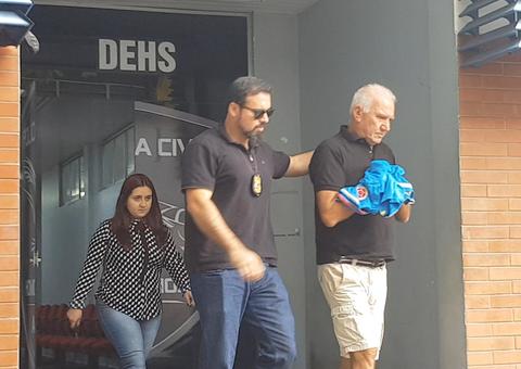 Cozinheiro suspeito na morte do engenheiro Flávio deixa delegacia para fazer exames médicos 