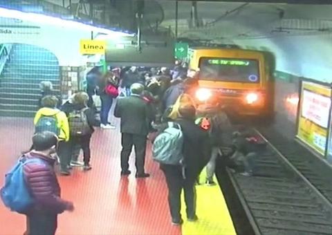 Vídeo: Homem desmaia e derruba mulher nos trilho do metrô 