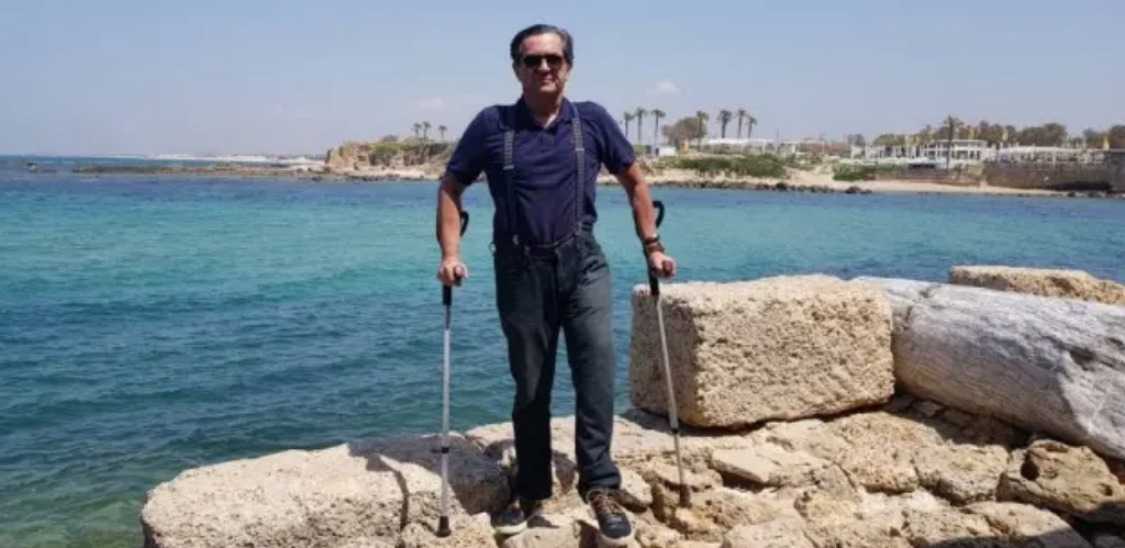 Conheça Luiz Thadeu, o homem que rodou 140 países de muletas após sofrer acidente: ‘Me reinventei’