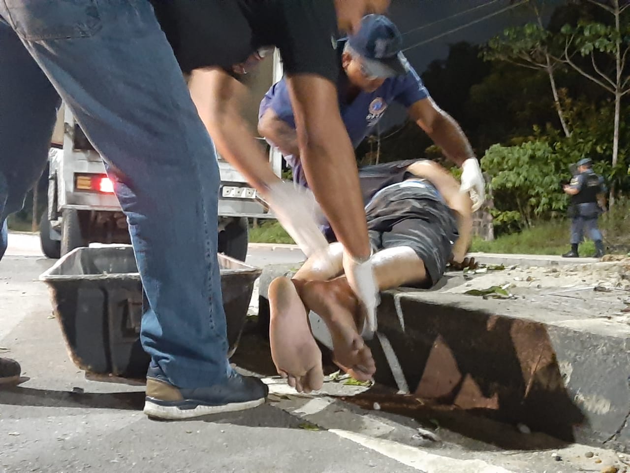 Corpos são arremessados de moto em acidente de trânsito em Manaus