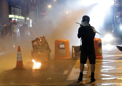 Ativista é esfaqueado enquanto entregava panfletos em Hong Kong