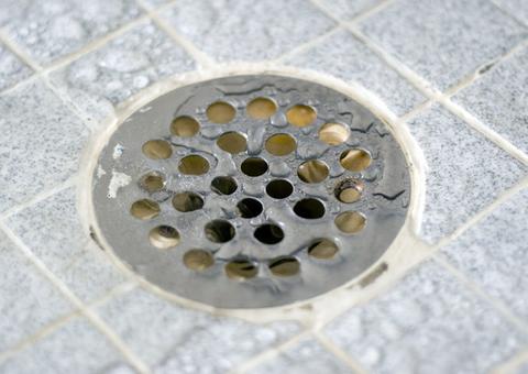 Presos cavam buraco em ralo de banheiro e fogem de presídio 