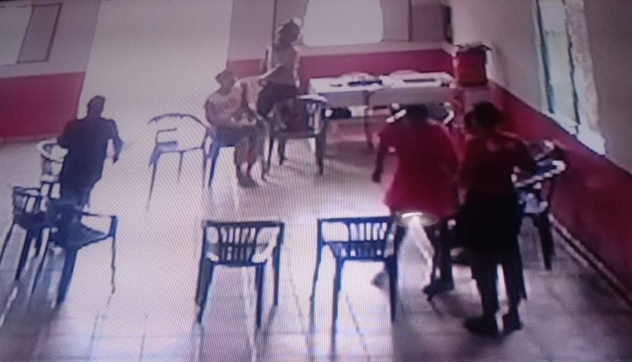 Homem invade e assalta igreja durante oração em Manaus