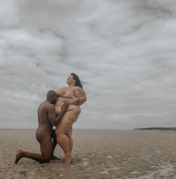 Grávida de 4 meses, Thais Carla posa nua com marido: 'presente inesperado'