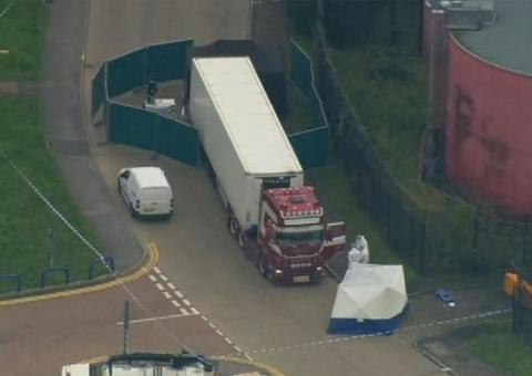 Caminhão com 39 corpos é encontrado em terreno no Reino Unido
