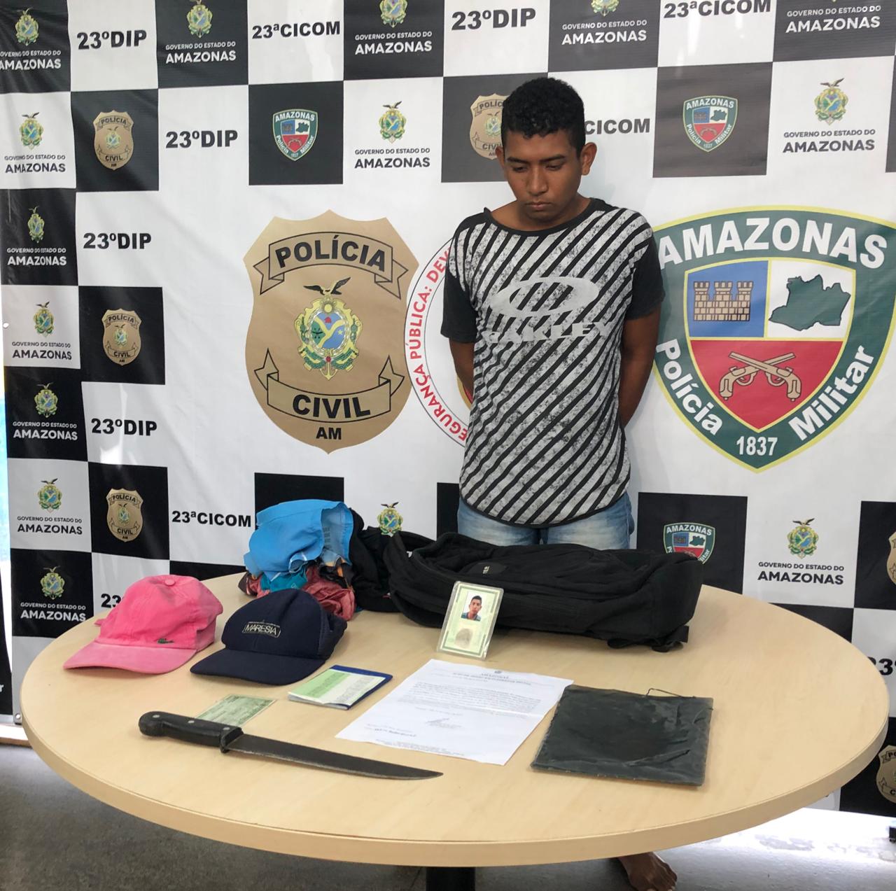 Armado com terçado, homem desfere soco no rosto de idoso durante assalto em Manaus