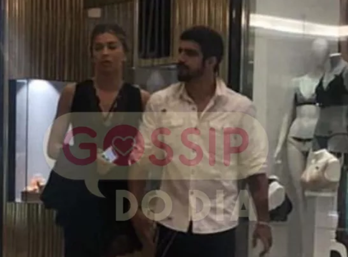 Caio Castro e Grazi Massafera são fotografados de mãos dadas em shopping