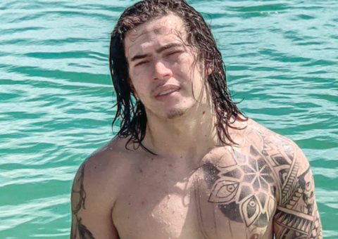 Whindersson Nunes surge de biquíni fio dental e web vai à loucura