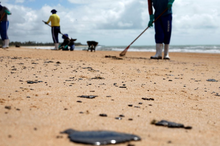 Marinha diz que mais de 1 mil toneladas de óleo foi retirada do NE