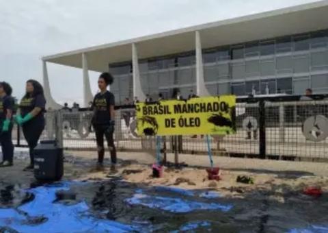 Greenpeace vai à Justiça contra Ricardo Salles por insinuações sobre autoria de vazamento de óleo