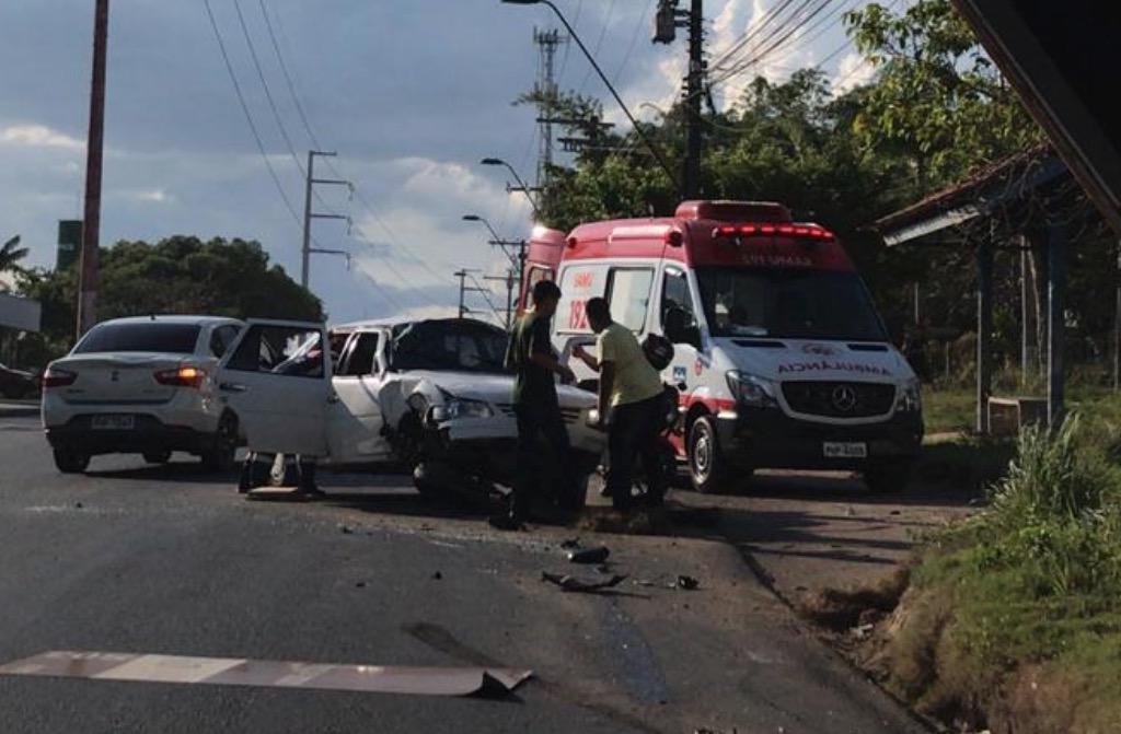 Em pleno feriado, carro fica completamente destruído após grave acidente em Manaus