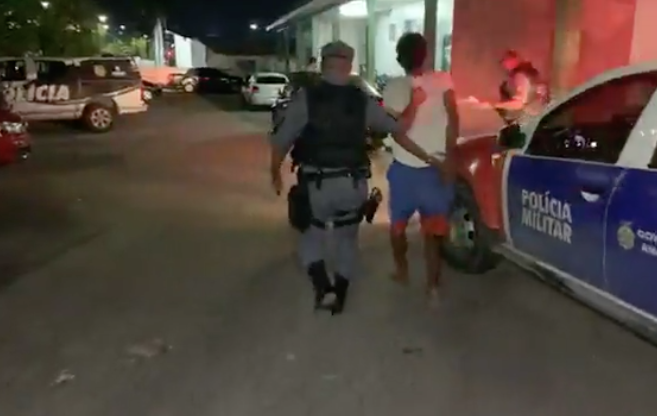Armado com faca, homem deixa família desesperada ao presenciar furto em Manaus