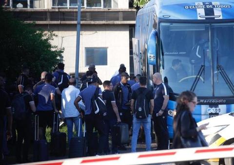 Grêmio desembarca abatido em solos gaúchos; torcedores não foram fazer a recepção