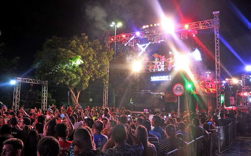 2º dia de Boi Manaus colore a Ponta Negra e reúne mais de 65 mil pessoas