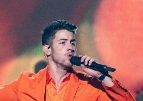Nick Jonas é assediado sexualmente no palco e fãs se revoltam