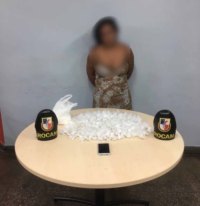 Mulher é presa suspeita de traficar drogas em Manaus