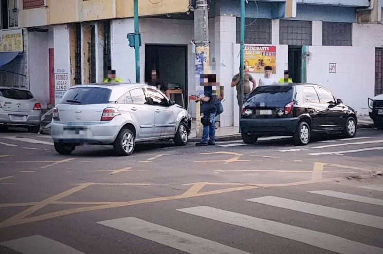 Após bater em outro carro, motorista foge e deixa homem ferido para trás em Manaus