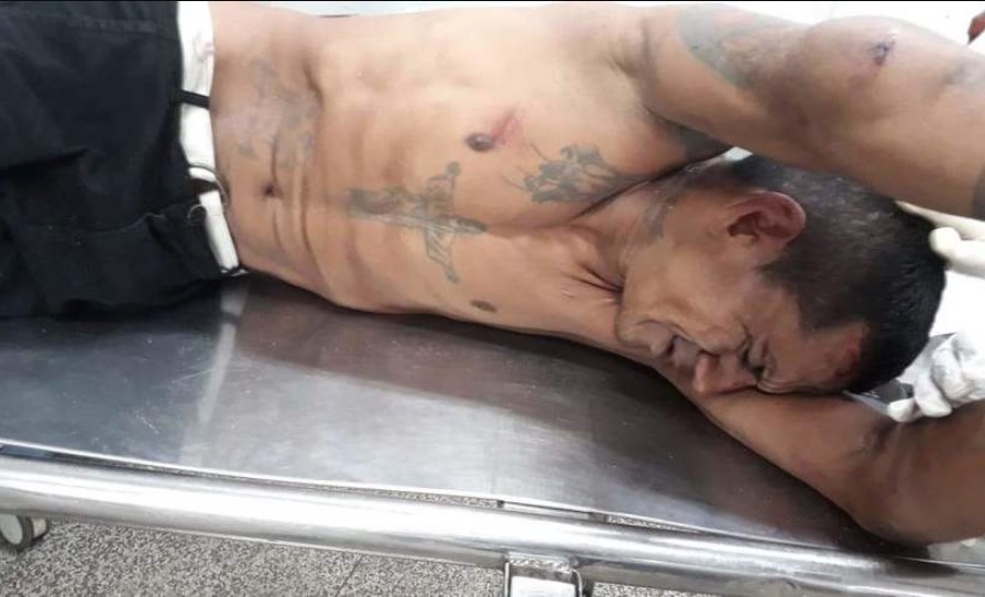 Homem é espancado por populares após fingir estar armado para roubar moto em Manaus