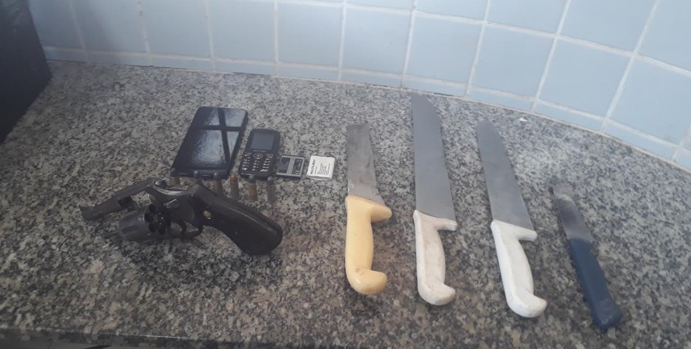 Adolescente de 15 escapa de ser morto em tribunal do crime ao ser resgatado pela polícia