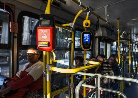 Cobrador de ônibus ganha indenização por danos morais e materiais após assaltos