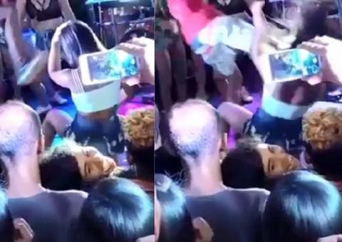 Vídeo: Homem invade palco e chuta o rosto de namorada que dançava durante show