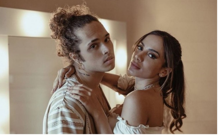 Após beijos calientes em clipe, Vitão confirma affair com Anitta
