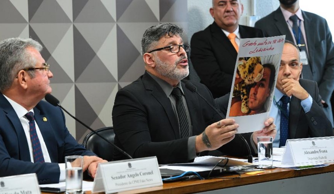 Vídeo: ‘Sei que tu gosta’, insinua Alexandre Frota sobre Eduardo Bolsonaro assistir seus pornôs