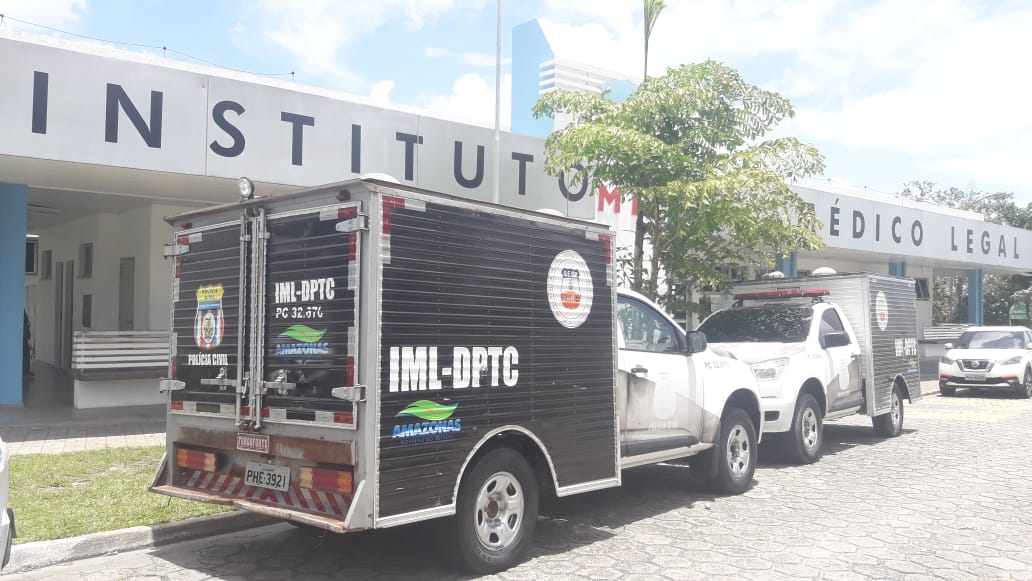 Famílias fazem cadastro no IML para identificar mortos em confronto com a polícia de Manaus