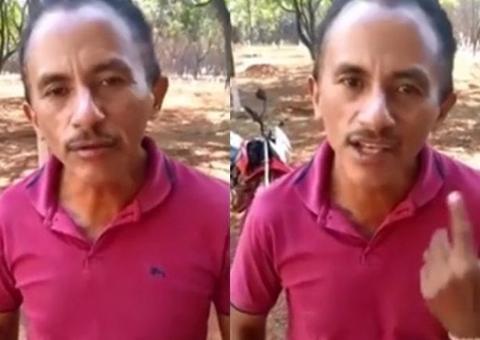 Homem faz tatuagem do rosto do cantor do hit 'Caneta Azul' 