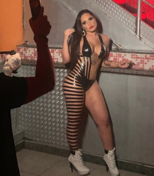 Usando biquíni de fita isolante, Perlla grava clipe de sua nova música 