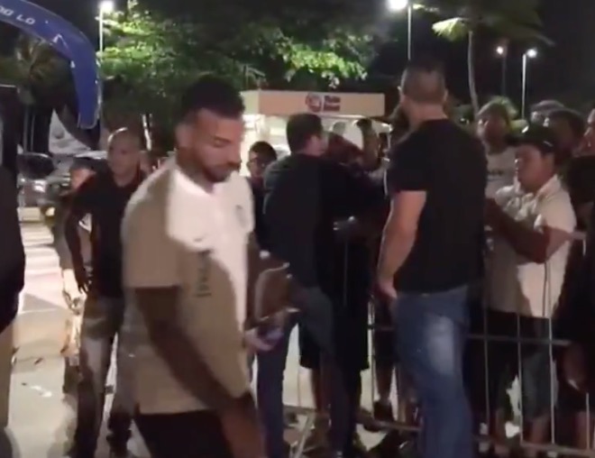 Após derrota, torcedores do Corinthians quebram tudo e tentam invadir hotel de jogadores 