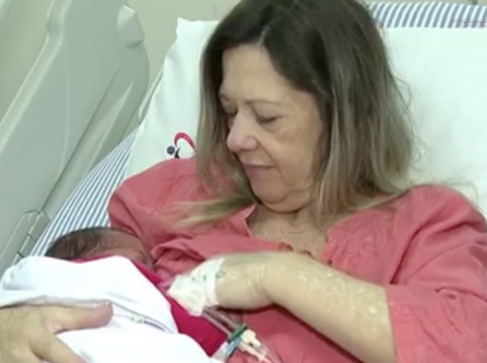 Aos 61 anos, mulher realiza o sonho de ser mãe e dá luz a um menino
