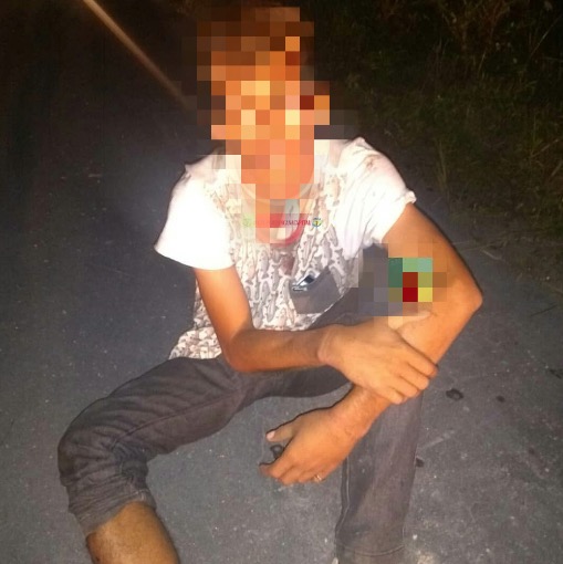 Amarrado em árvore, homem escapa da morte ao ser resgatado por PMs em Manaus