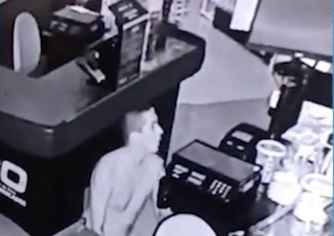 Vídeo: Homem invade e rouba supermercado C.O em Manaus