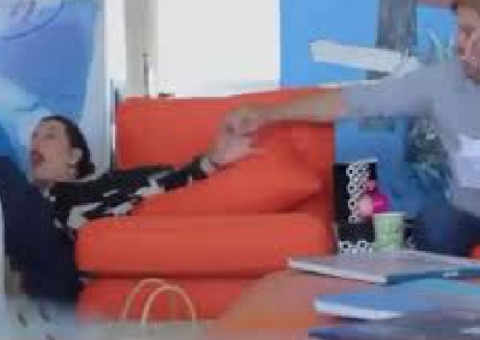 Narcisa Tamborindeguy leva tombo em entrevista: 'A bunda está boa ainda'