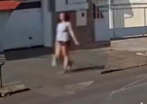 Câmeras flagram mulher abandonando recém-nascido dentro de sacola em via pública