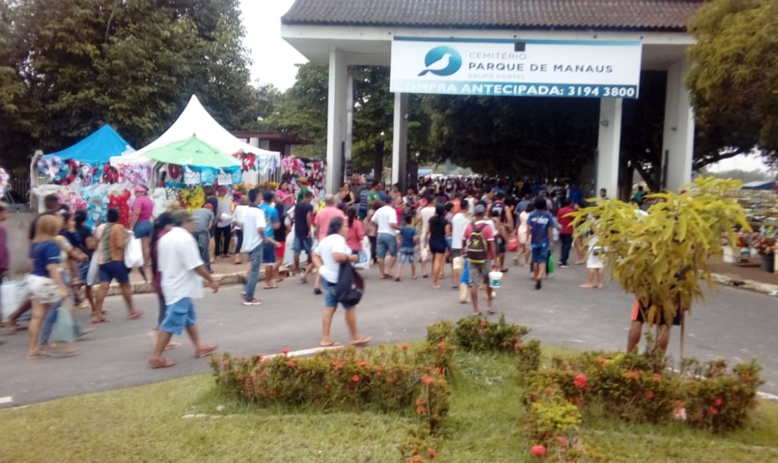 Para prestar homenagens, populares lotam cemitérios de Manaus em Dia dos Finados
