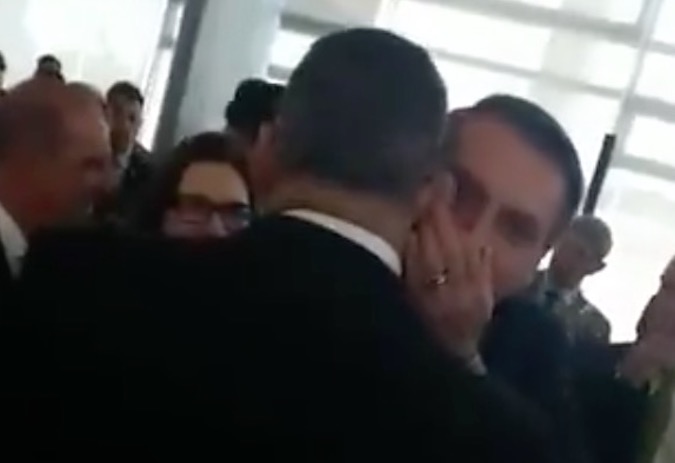 Frota diz que Bolsonaro cochichou em seu ouvido: 'quero continuar transando contigo'