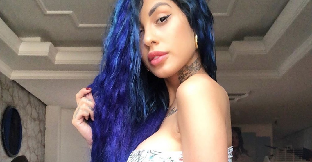 Tati Zaqui esfrega bumbum na cara de mulher e as duas se beijam durante show