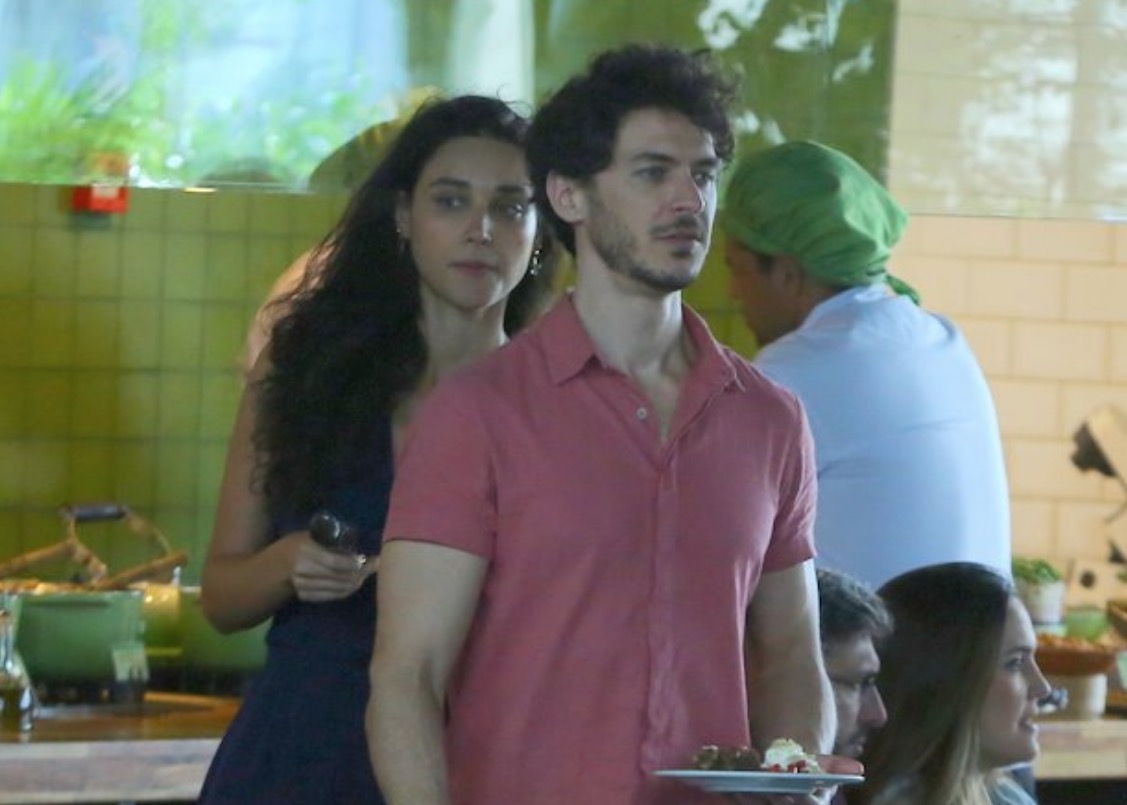 Débora Nascimento surge com novo namorado em passeio; veja fotos 