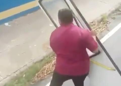  Vídeo: Motorista desce do ônibus para buscar porta que caiu em Manaus