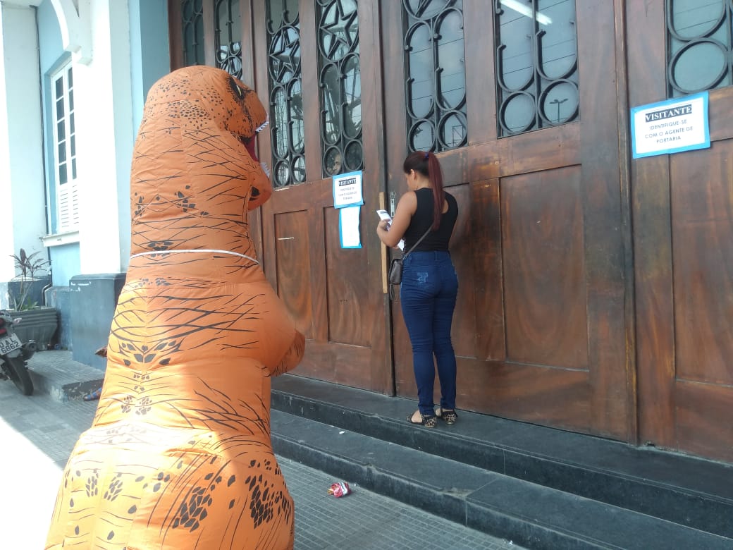 Em Manaus, T-Rex surge em escola e surpreende candidata atrasada para prova do Enem 