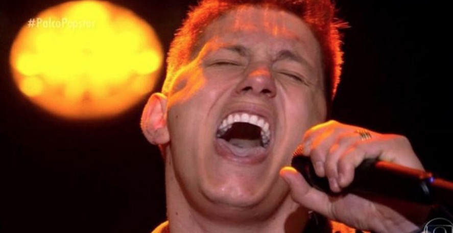 Goleiro Jakson Follmann emociona ao cantar Cristiano Araújo no 'Popstar'