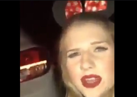 Digital influencer é suspeita de racismo ao falar que estava fedida por encostar em negros