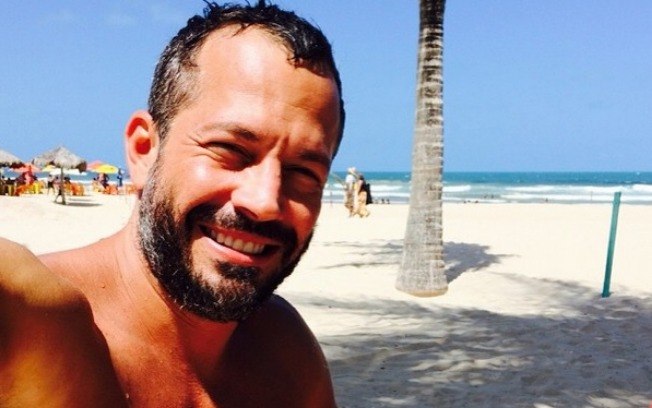 Malvino Salvador afirma que não vê problemas em levar cantada de homem: 'Eu acho legal'
