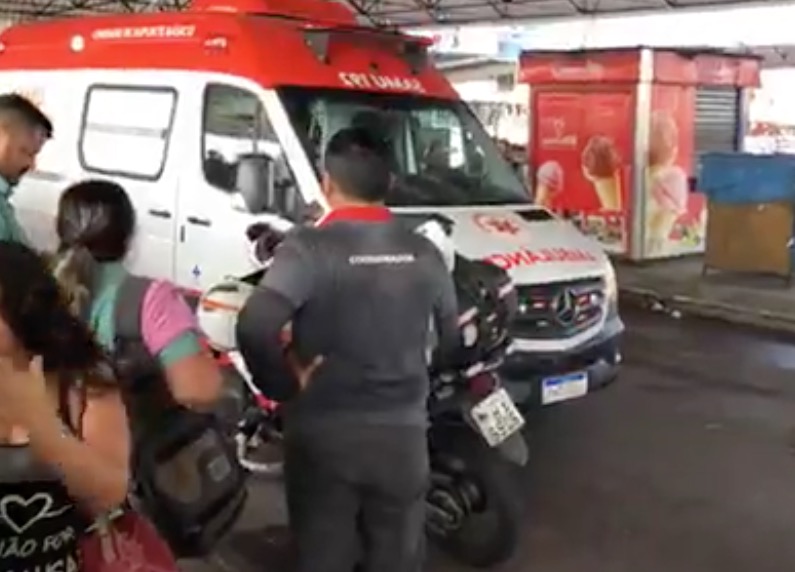 Mulher tem pernas esmagadas por ônibus dentro do T3 Manaus
