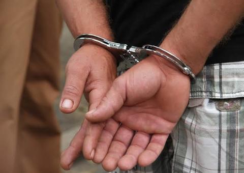 Flagrado aos tapas com mulher em carro, homem é preso com pistola em Manaus 